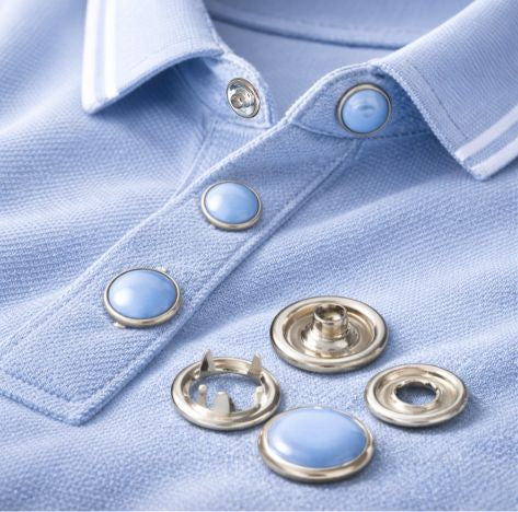 Jersey-Druckknopf an einem hellblauen Jersey-Hemd