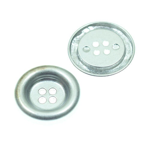 Metallknopf mit Rand in Silber mit 4-Loch-Befestigung in 15–23 mm