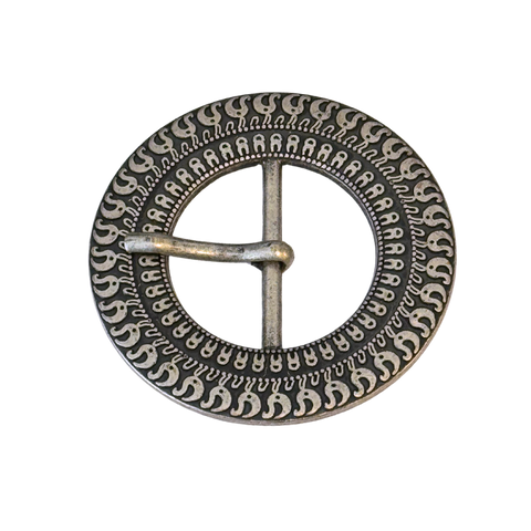 Runde Schnalle mit umlaufendem geschwungenem Muster, Metallsteg mittig, dunkler Grund mit silbernen Ornamenten