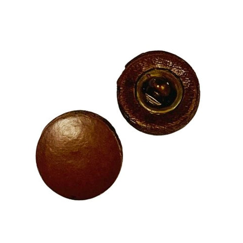 Lederknopf braun, Vorderseite glatt gewoelbt, Rueckseite mit genaehtem Rand und Metalloese