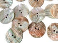 Perlmuttknopf Goldfisch-Abalone, echt Perlmutt mit irisierenden Farbakzenten in Creme, Rosa und Grün, flache unebene Oberfläche