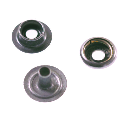 Druckknopf-Teile in Metall: Oberteil mit Loch, Kappe mit Praegung und Unterteil mit Dorn