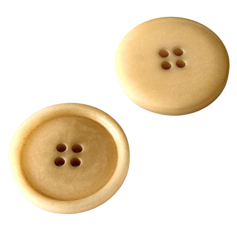 Knopf beige, 4 Loecher; Rueckseite mit vertiefter Mulde, Vorderseite glatt gewoelbt