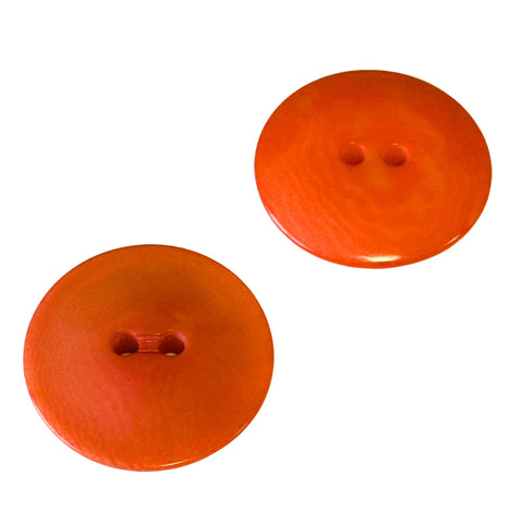 Knopf in Orange mit marmorierter Maserung, zwei Loecher, unten Vorderseite, oben Rueckseite mit Steg