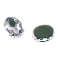Ovaler Strass-Stein in silberner Krappenfassung, links facettierte Vorderseite, rechts flache dunkle Rueckseite mit