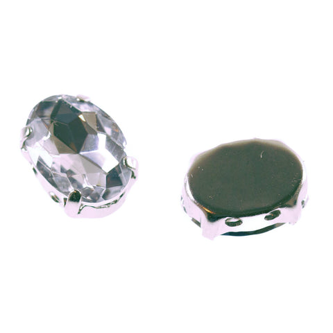 Ovaler Strass-Stein in silberner Krappenfassung, links facettierte Vorderseite, rechts flache dunkle Rueckseite mit
