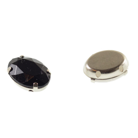 Ovaler Strassstein in Schwarz mit Krappenfassung, links Vorderseite facettiert, rechts Rückseite silberfarben