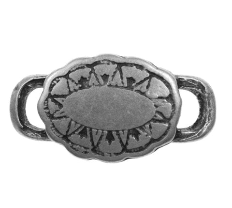 Applikation aus Metall in Silberoptik, ovale Form mit Blütenmuster am Rand, seitliche Ösen zum Annähen