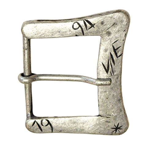 Gürtelschnalle aus mattem Silbermetall, rechteckig mit geschwungenen Ecken, Gravur 'VIE 1994' und Sternsymbol