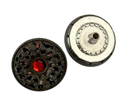 Druckknopf, Vorderseite mit Ornamentmuster in Schwarz und rotem Strassstein, Rueckseite mit Metalloese