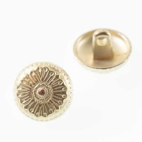 Metallknopf mit Blumenmotiv in Gold mit Öse-Befestigung in 10–12 mm