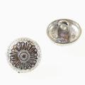 Metallknopf mit Blumenmotiv in Silber mit Öse-Befestigung in 10 mm