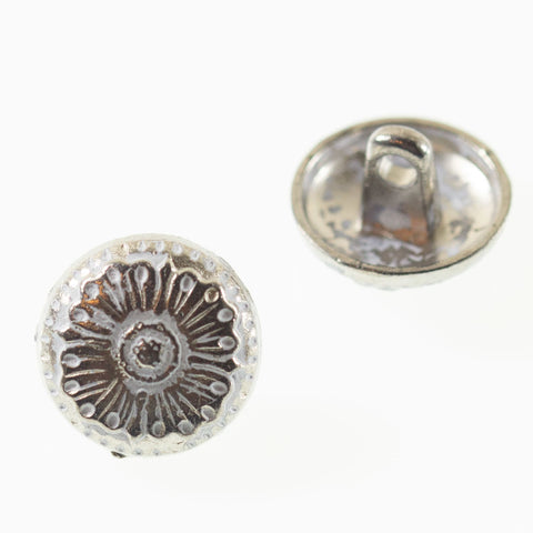 Metallknopf mit Blumenmotiv in Silber mit Öse-Befestigung in 10 mm