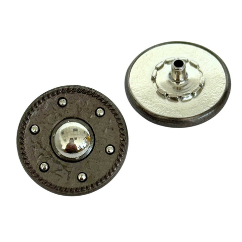 Druckknopf altsilbern mit Wulstrand, Silberkuppel und Punkten; Rückseite mit Öse auf cremefarbenem Grund