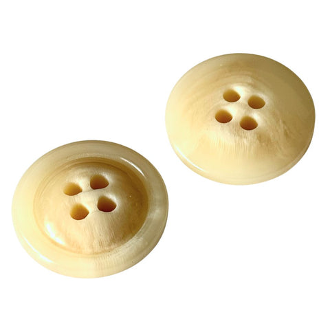 Beige Hornimitatknopf HI-132 mit 4-Loch als Mantel- und Jackenknopf