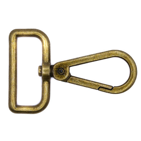 Karabiner in Altmessing mit rechteckigem Steg, drehbarer Aufhaengung und Feder-Verschluss