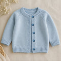 Kinder Strickjacke hellblau mit runden Käferknöpfen Öse Detailansicht
