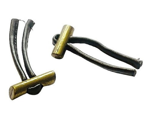 Knebelknopf mit stabfoermigem Messingsteg, gebogene Metalldraht-Schlaufe als Oese, zwei Ansichten
