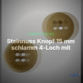 Steinnuss Knopf 15 mm schlamm 4-Loch mit Rand mit klassischem Schrift-Detail – Clean Showcase