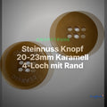 Steinnuss Knopf 20-23mm Karamell 4-Loch mit Rand mit klassischem Schrift-Detail – Clean Showcase