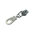 Zipper-Schieber in Silber mit rundem Zuglaschen-Ring, Nahaufnahme auf weissem Hintergrund