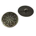 Knopf mit strahlenfoermigem Sternmotiv in Altsilber, Rueckseite mit Oese, dunkel patiniert